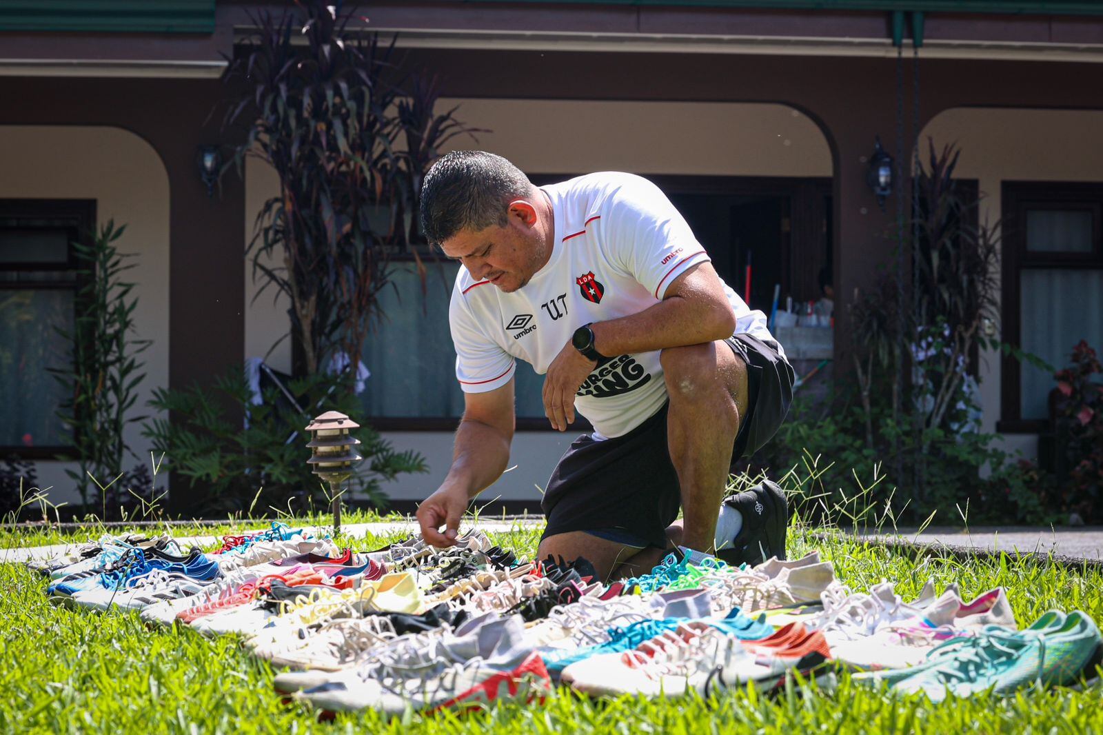 El utilero de Liga Deportiva Alajuelense, Wálter Rodríguez, procura que los tacos de los futbolistas manudos estén en óptimas condiciones.