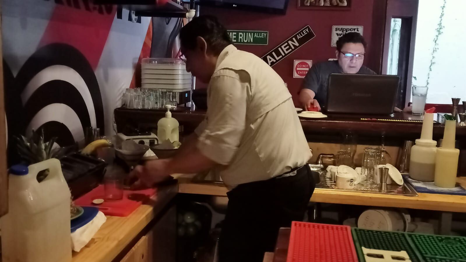 Rommel Melendez, médico nicaragüense, tiene más de dos años laborando como mesero en Costa Rica.