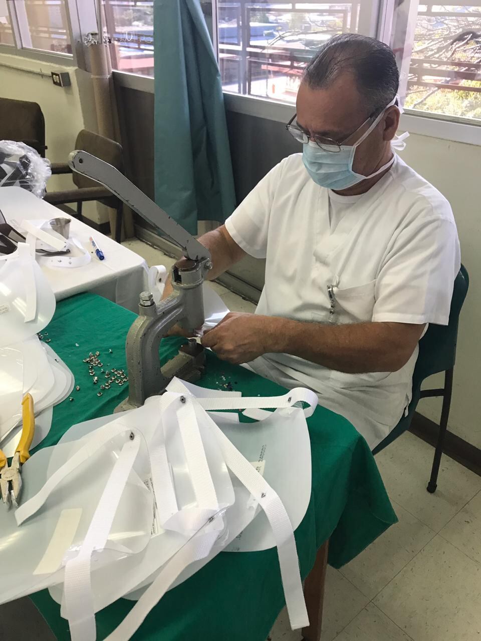 Abuelitos estarán protegidos con caretas faciales en el Blanco Cervantes