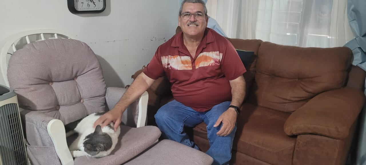 Hace cuatro años, la vida de don Jorge Rojas Lobo, vecino de San Rafael de Heredia, cambió con un simple maullido en la puerta, el del que ahora es su gato, Baldomero de Jesús