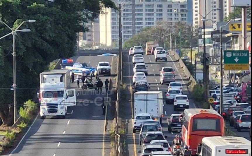 El accidente en el puente Juan Pablo II cobró la vida de una mujer. Foto: Comunidad Waze Costa Rica