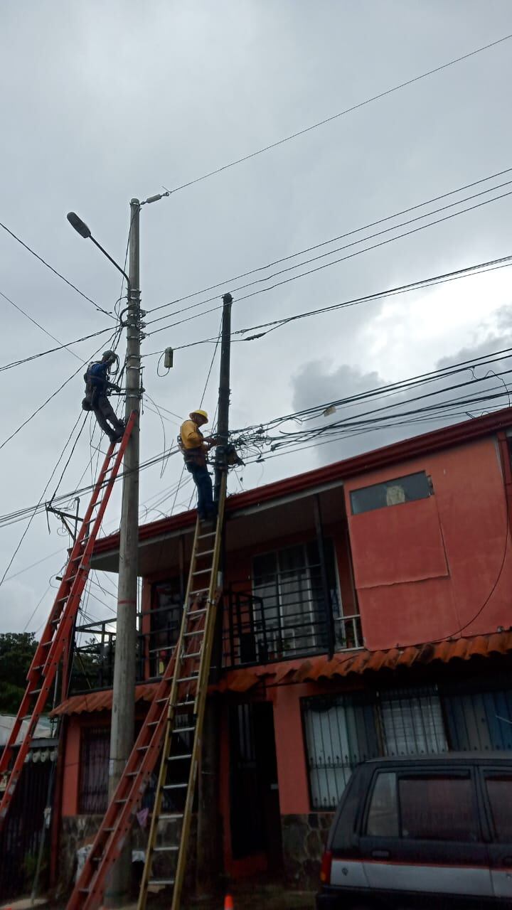 En pleno mes de octubre una familia desamparadeña disfrutó ya de un “milagro de Navidad” porque el poste, cargado de cables que fue “parte” de ese hogar por 21 años, lo quitaron en tan solo 13 horas.