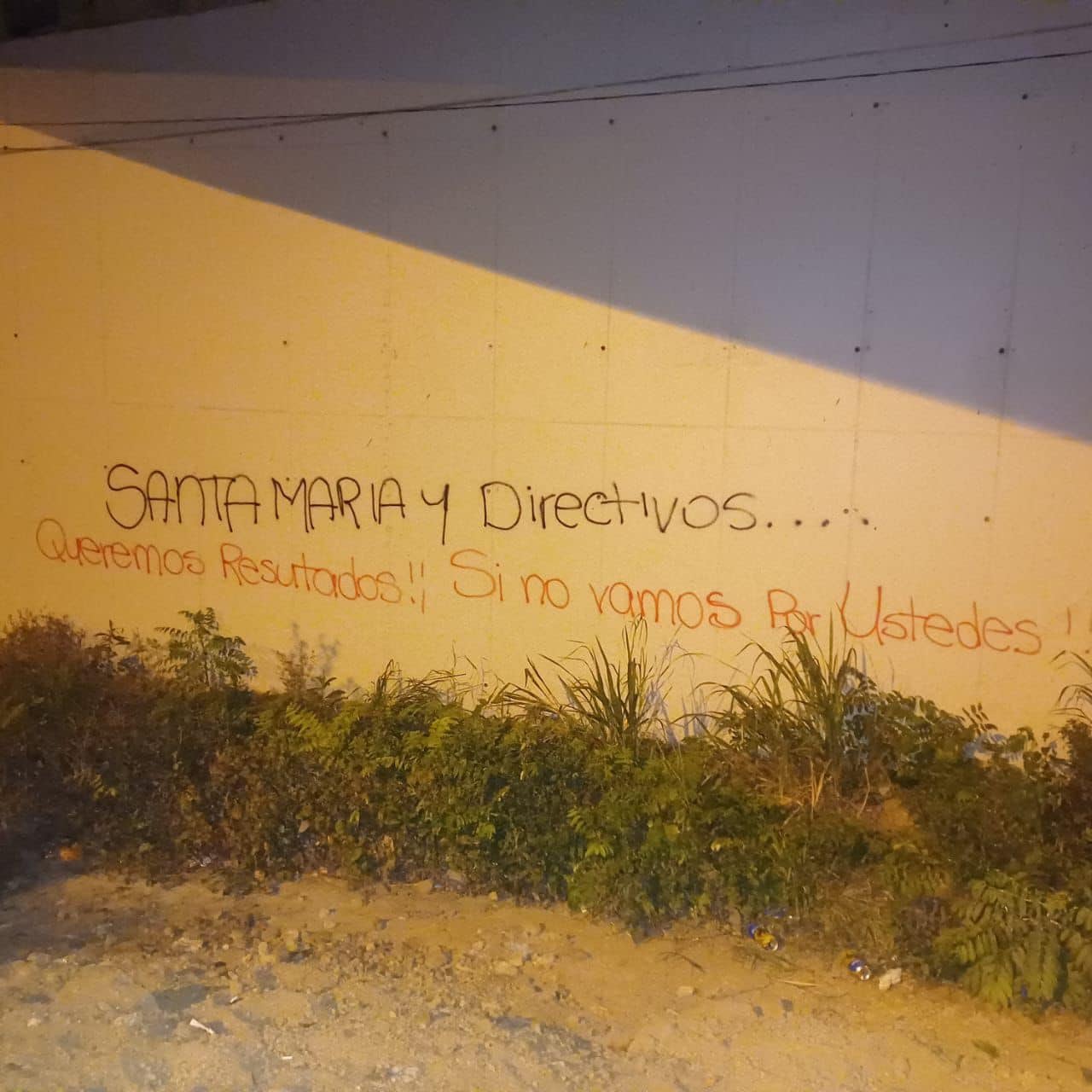 Aficionados de Alajuelense dejaron fuertes mensajes contra la dirigencia rojinegra, antes del juego contra Santa Ana. Facebook.
