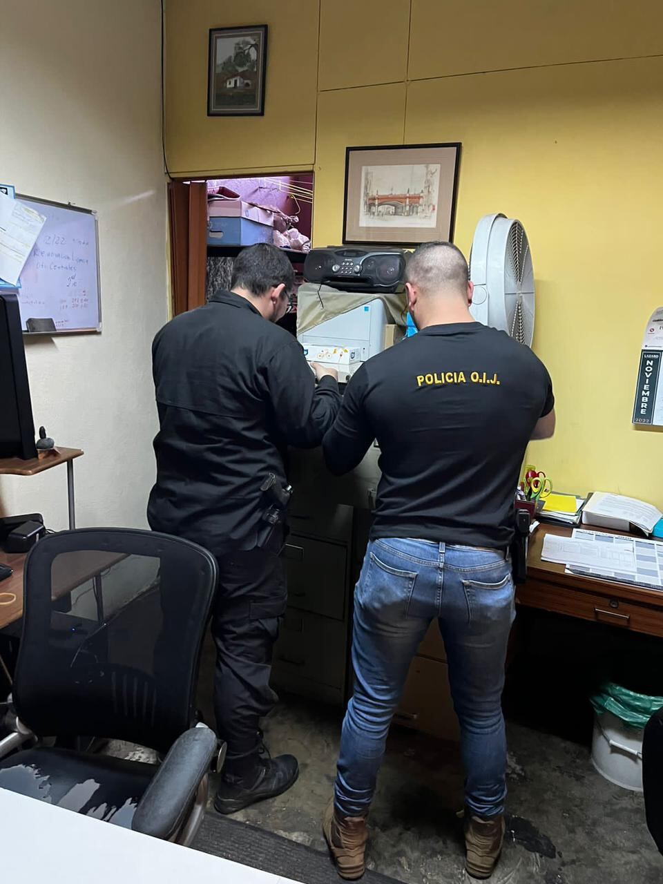 Allanamientos sección anticorrupción a liceo en San Juan de Tibás. Foto OIJ.