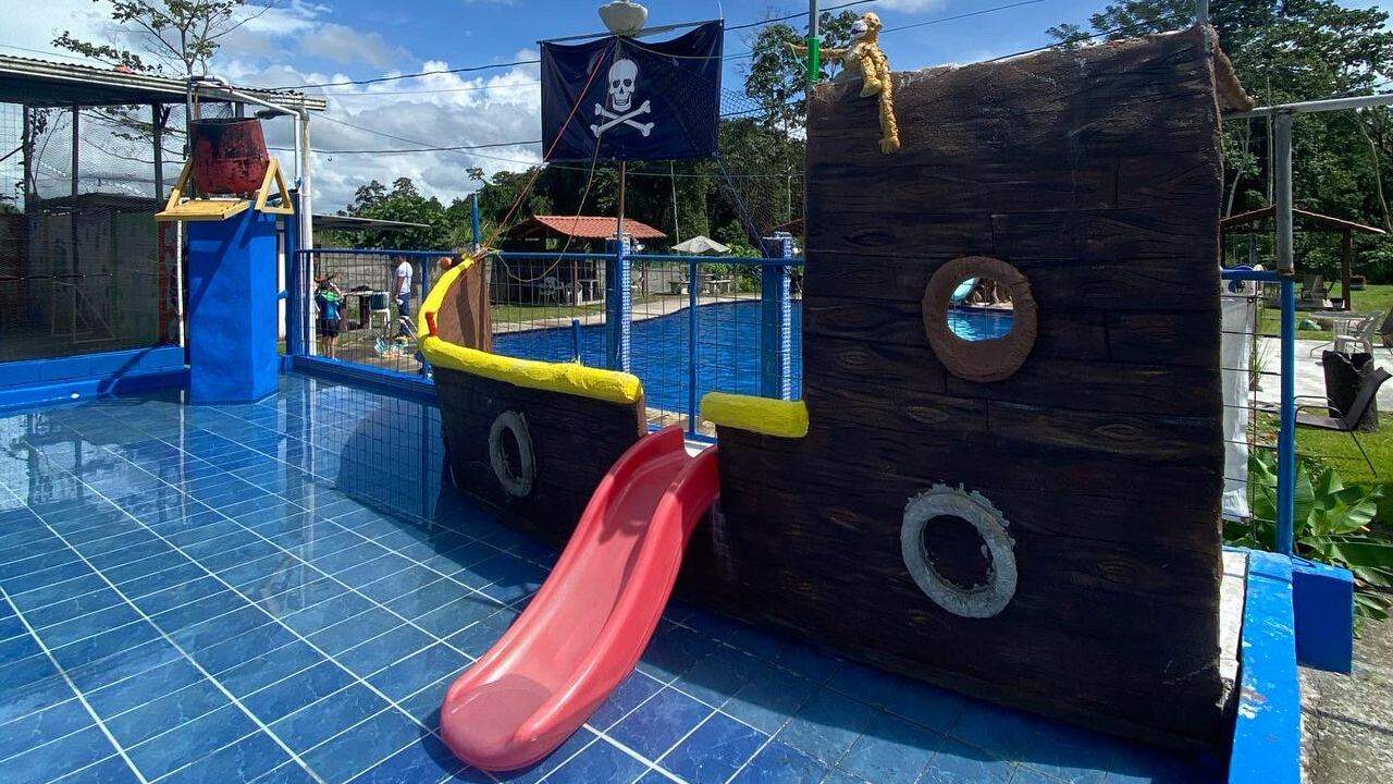 Balneario Aguas Claras se ubica 200 metros sur de Pequeño Mundo, en Guápiles, Limón.