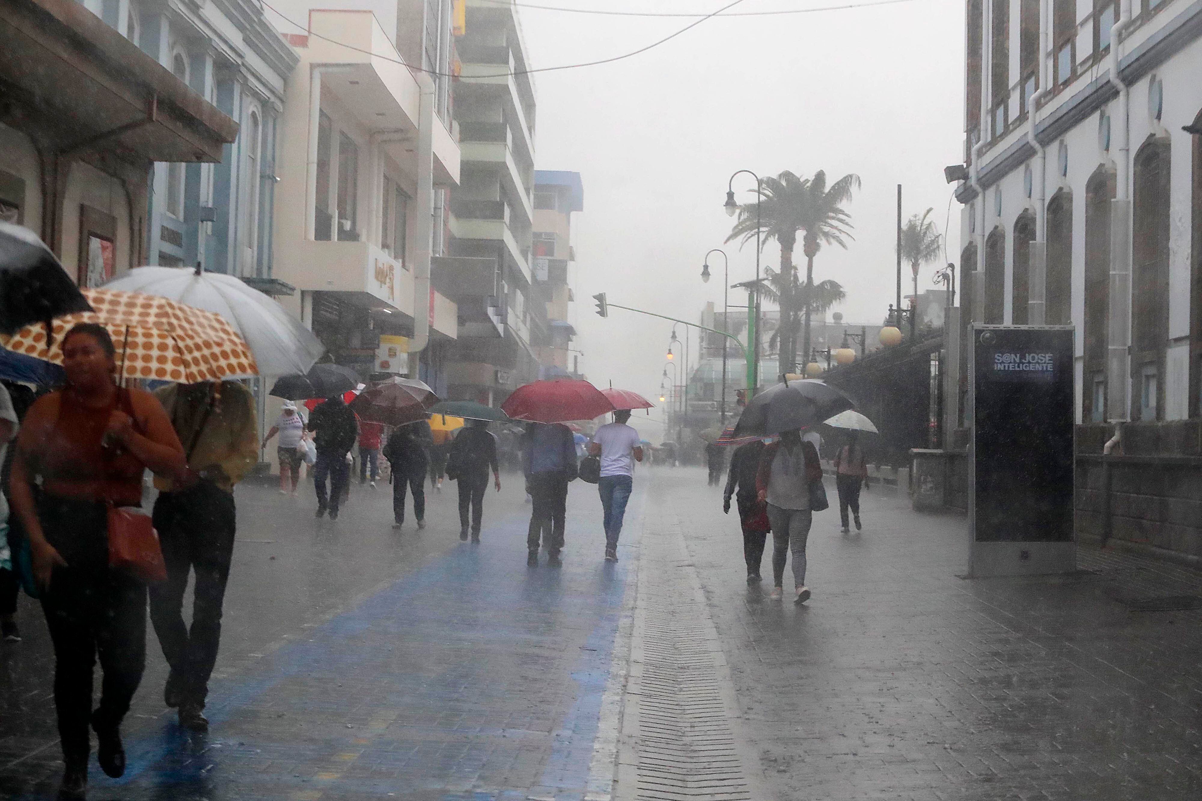 20/09/2023 San José. Fuerte aguacero vespertino. Las lluvias intensas pusieron a correr a muchos este miércoles por la tarde.