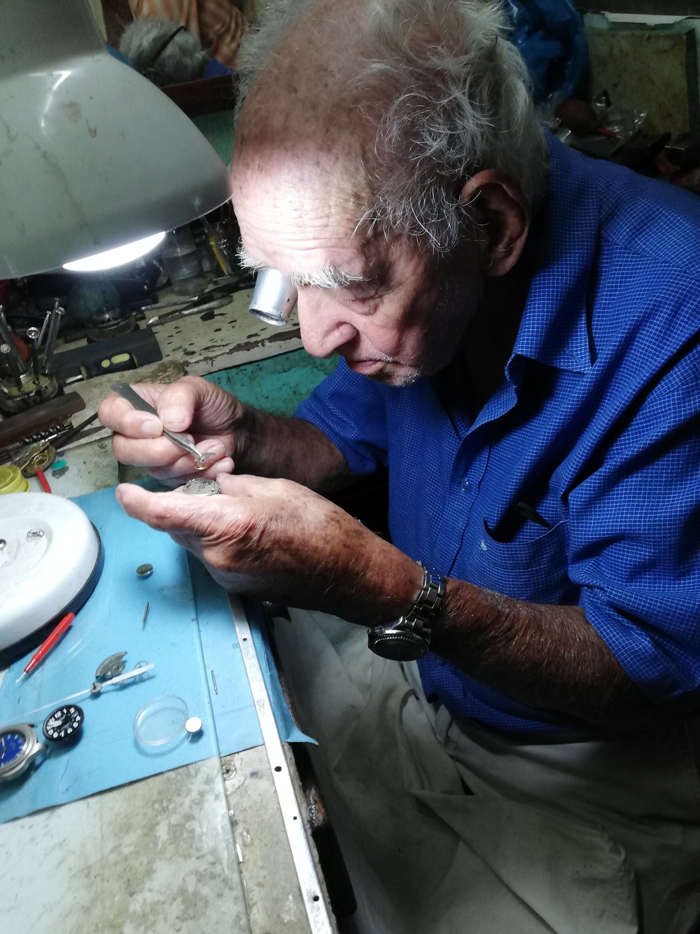 Ricardo Samuel Araya Castillo, conocido como don Melo, tiene 96 años de edad y 80 de ser relojero, además tiene 75 de estar en el Mercado Central de Alajuela, en la Relojería Moderna.