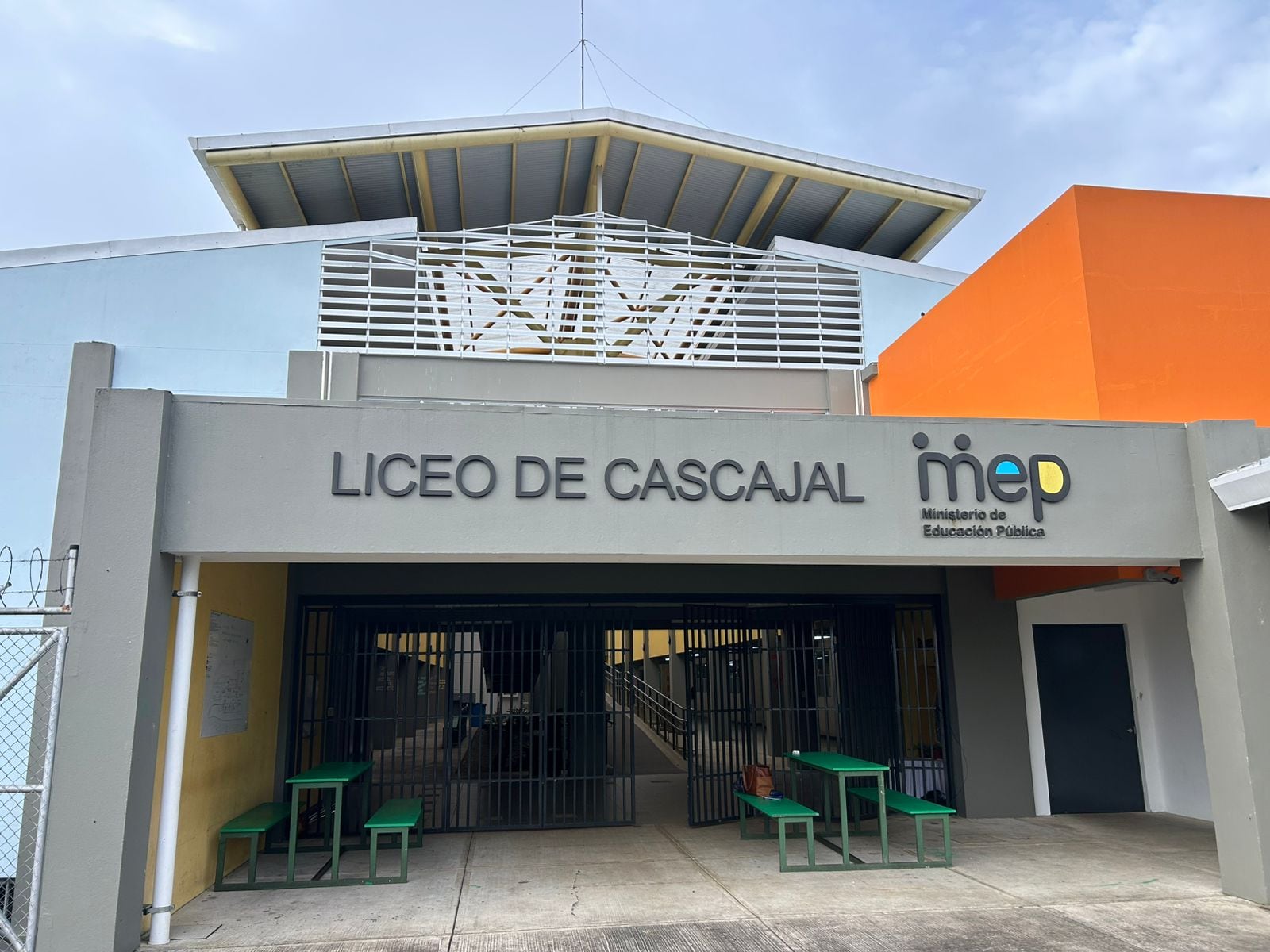 El profesor de música Luis Segura colocó ocho afiches con artistas costarricenses de distintos géneros y les puso códigos QR para que los estudiantes del Liceo Académico de Cascajal puedan conocer y escuchar su música.