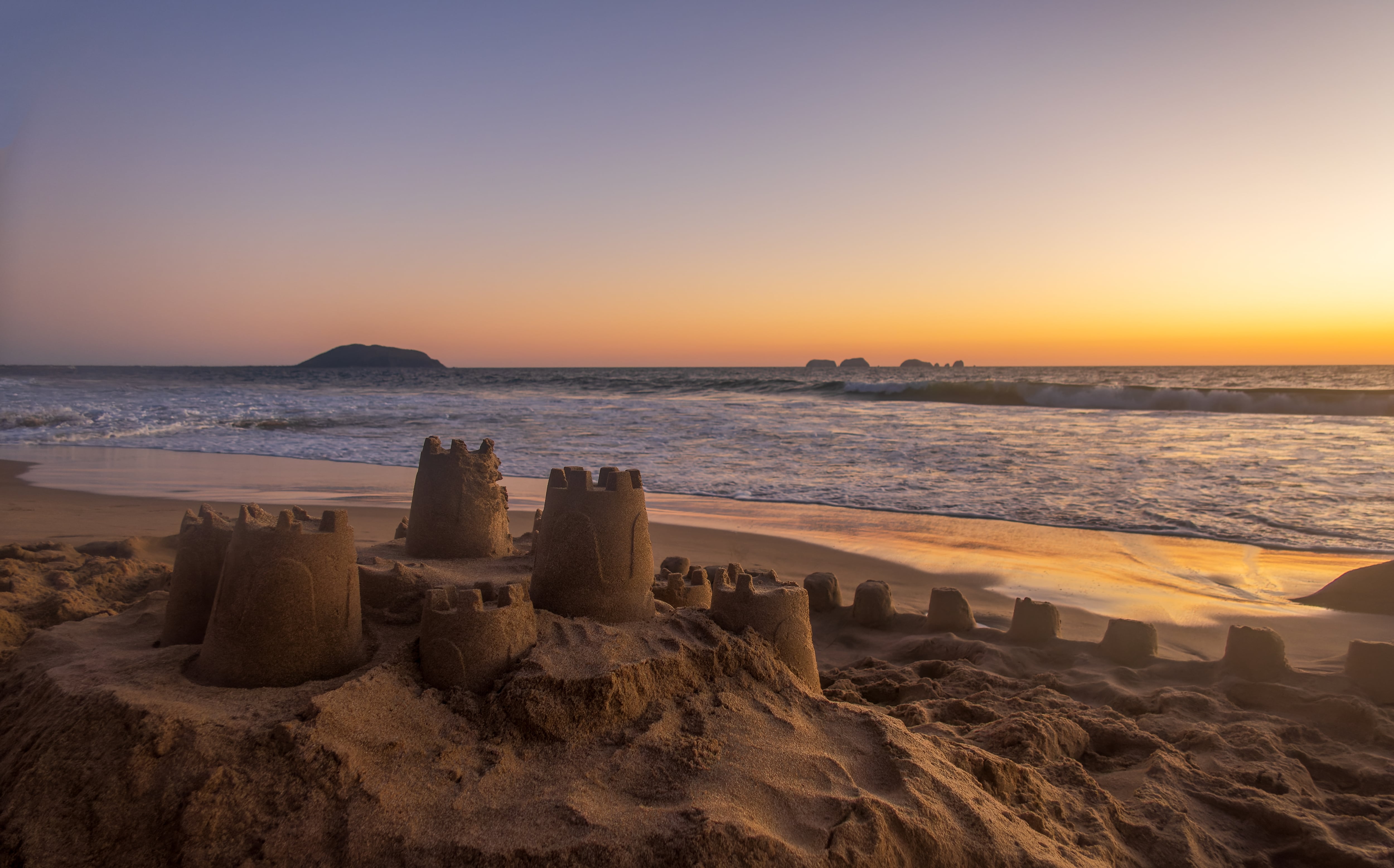 Castillos de arena en el mar, playa, arena