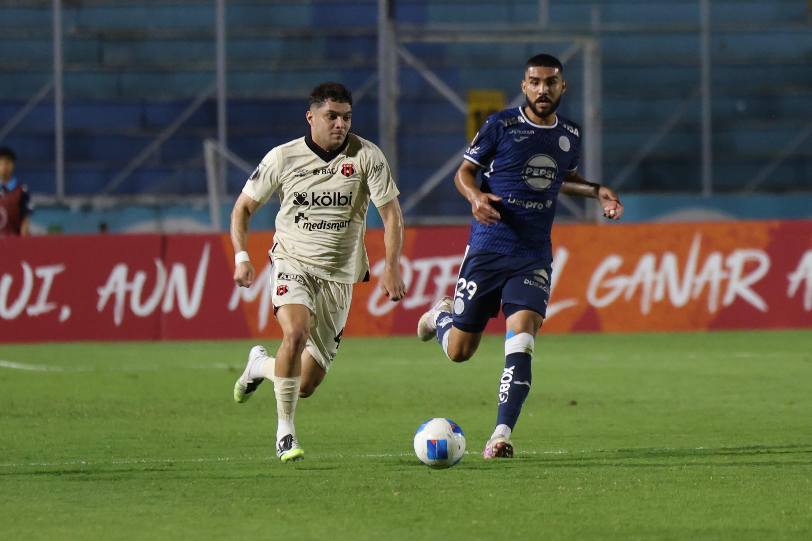 Entre los reacomodos que hizo Óscar Ramírez, Guillermo Villalobos jugó como central.