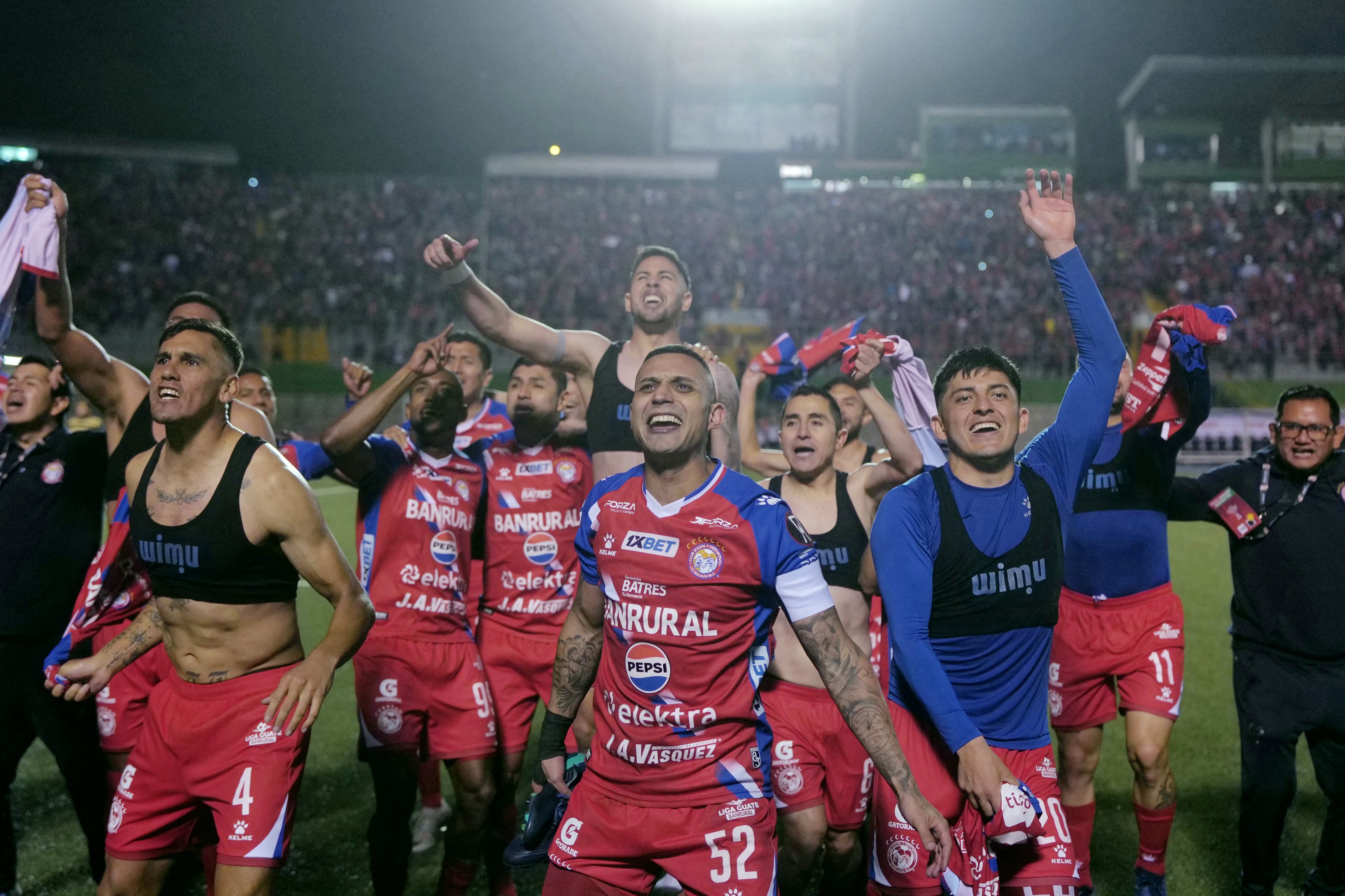 Los jugadores del Xelajú festejan luego de imponerse al Real España en la serie de penales por las semifinales de la Copa Centroamericana de Concacaf.
