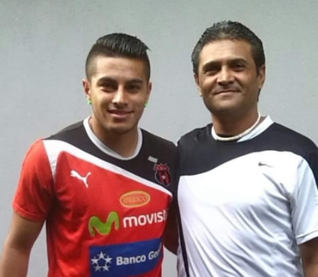 Rónald Matarrita padre, habla con orgullo del crecimiento de su hijo, el defensor del mismo nombre.