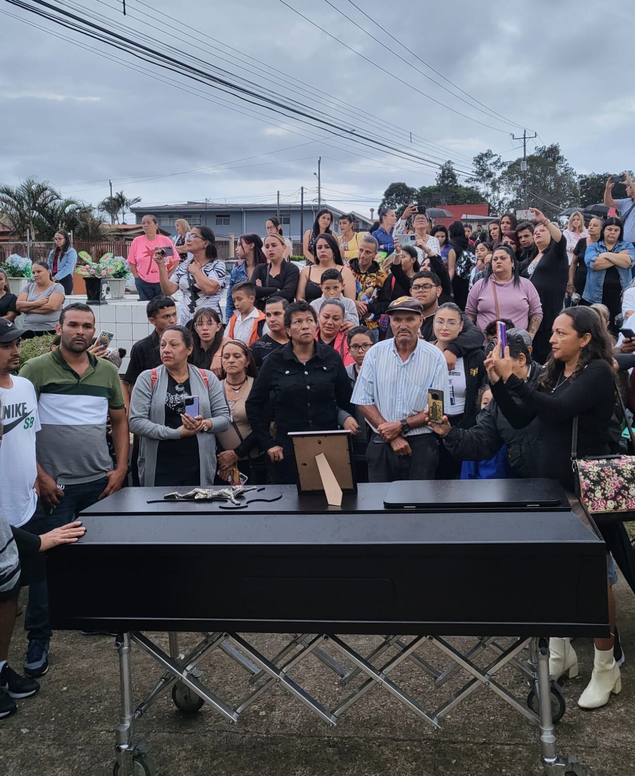 Al bailarín de comparsa Iván Alonso Calvo Duarte, de 30 años, le dieron el último adiós como a él le gustaba vivir en medio de música, alegría y baile. Foto: Tomadas de Noticias Paraíso y diferentes lugares