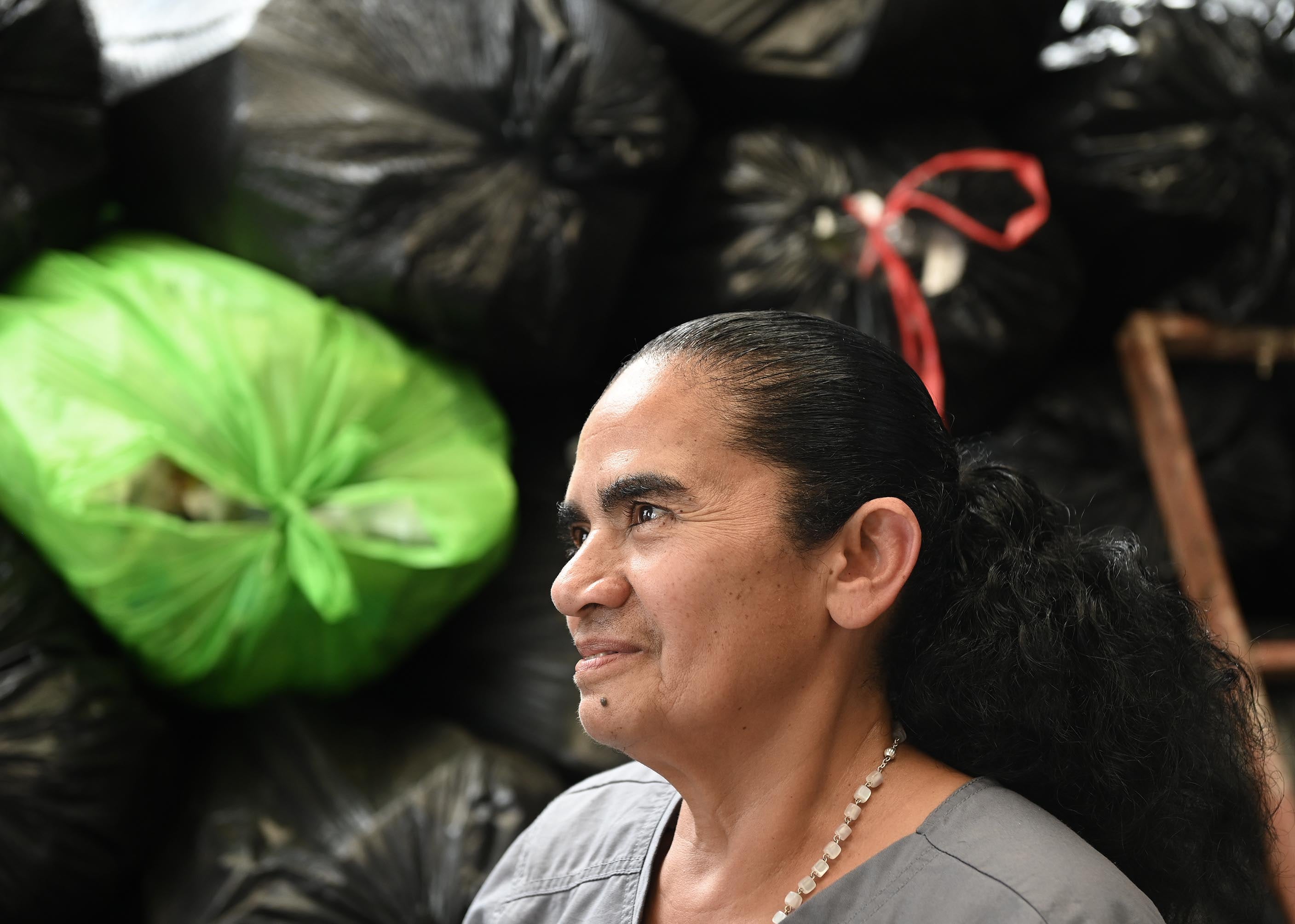 29 de abril del 2025. Tirrases de Curridabat. 14:00 hrs. Entrevisra a Patricia Savallos Ríos quién dirije una pequeña planta de reciclaje en Tirrases de Curridabat. Durante muchos años Savallos fue "buzo de la basura" en Río Azul pero debido al cierre del botadero decidió montar su propia empresa de reciclaje que cuenta con tres empleados en la actualidad. En la foto: Retratos de doña Patricia, asi como de Keyden Quirós empleado de la planta. Foto: Albert Marín para La Teja.