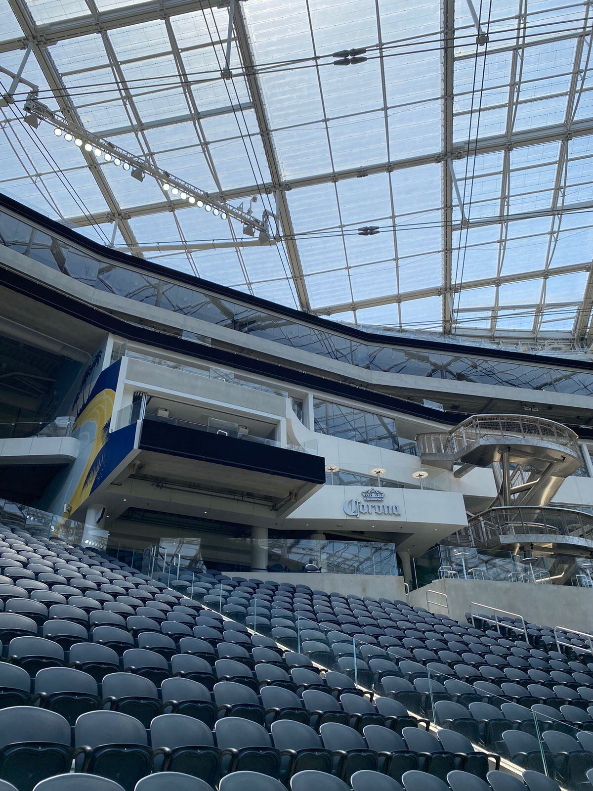 Este es uno de los palcos VIP que puede rajar el montón de lujos que tienen.