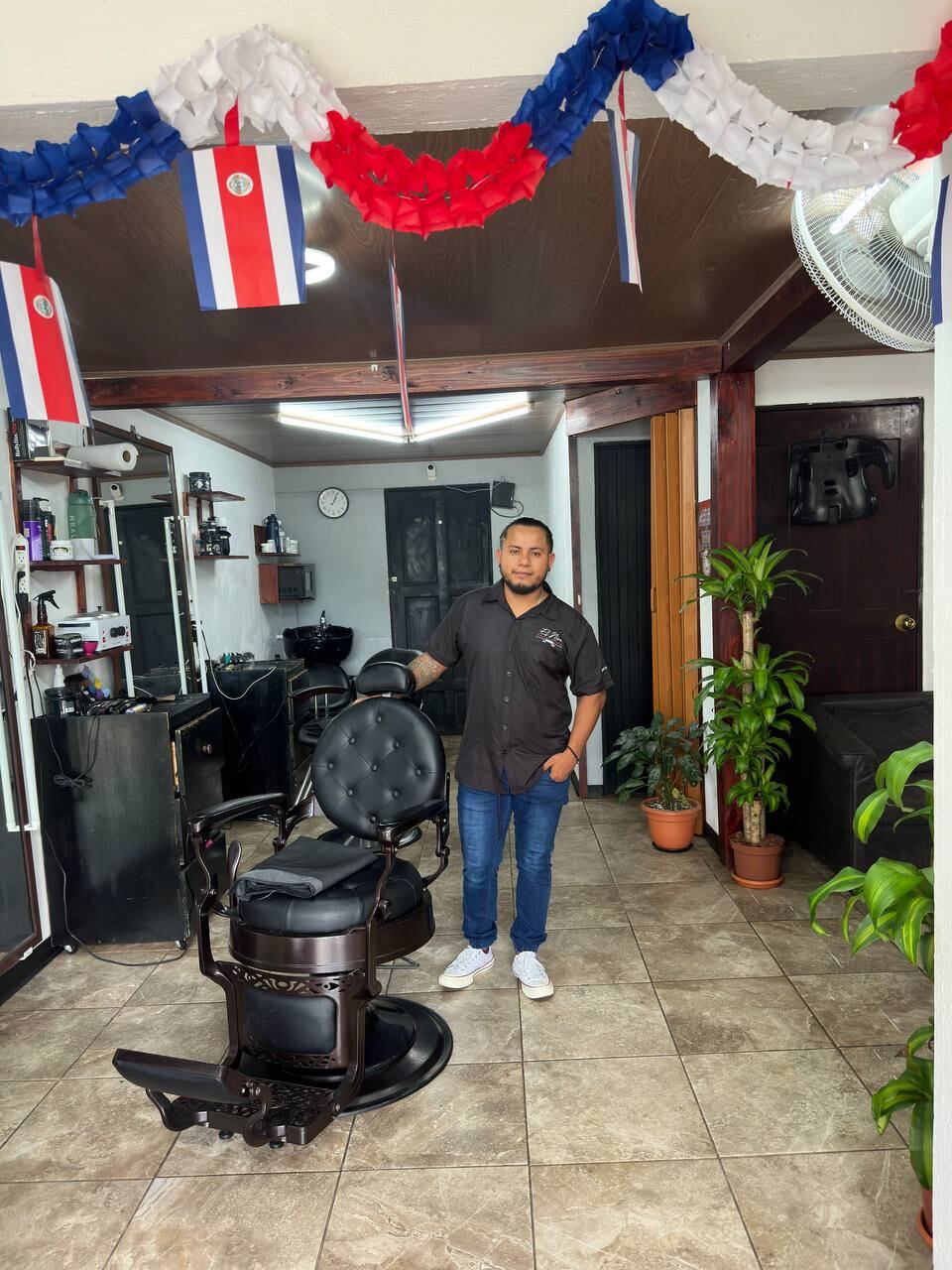 Jose Huembes Pavón es nicaragüense y armó su propia barbería en nuestro país.