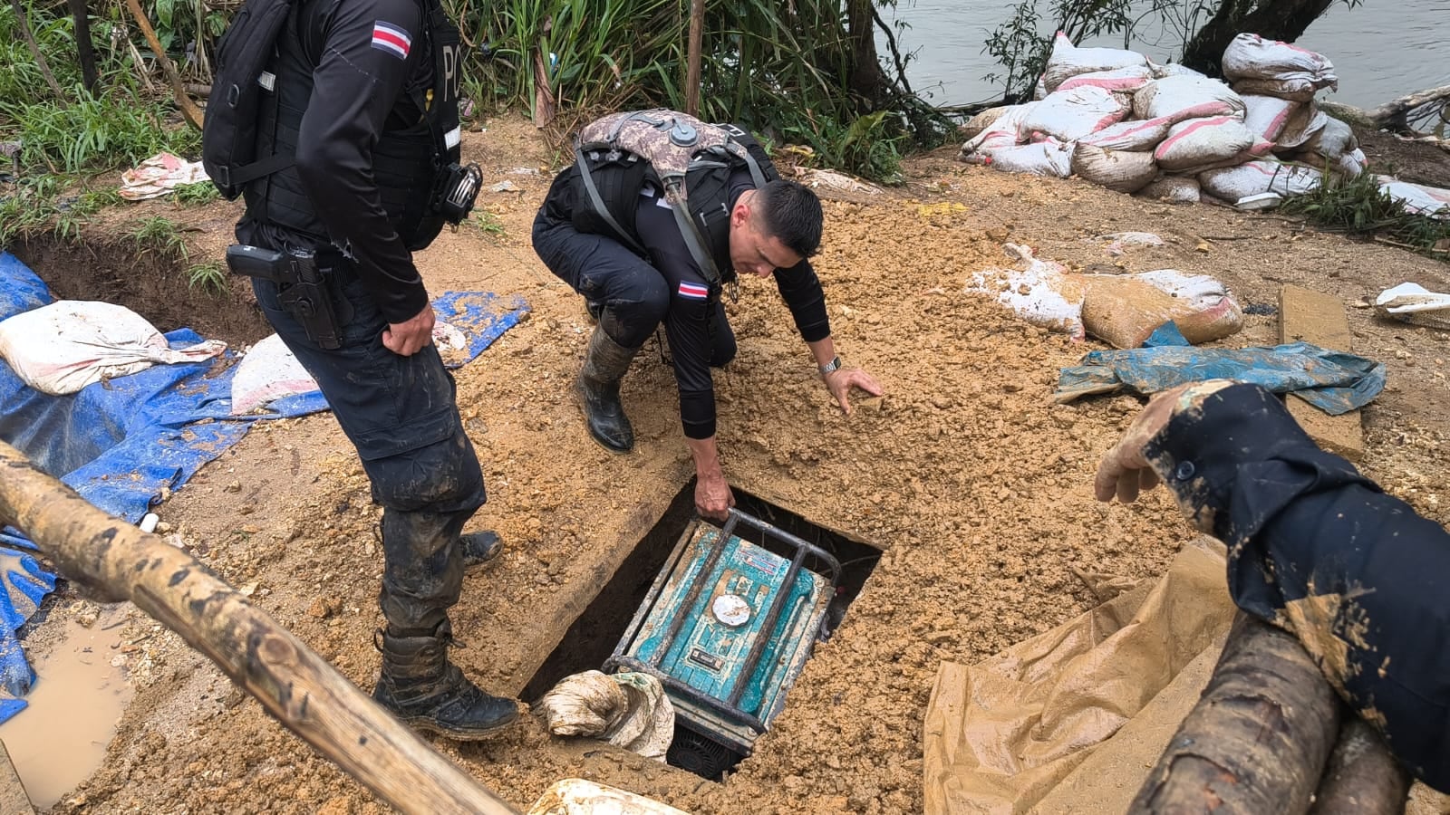 Los policías encontraron una bodega subterránea de los mineros