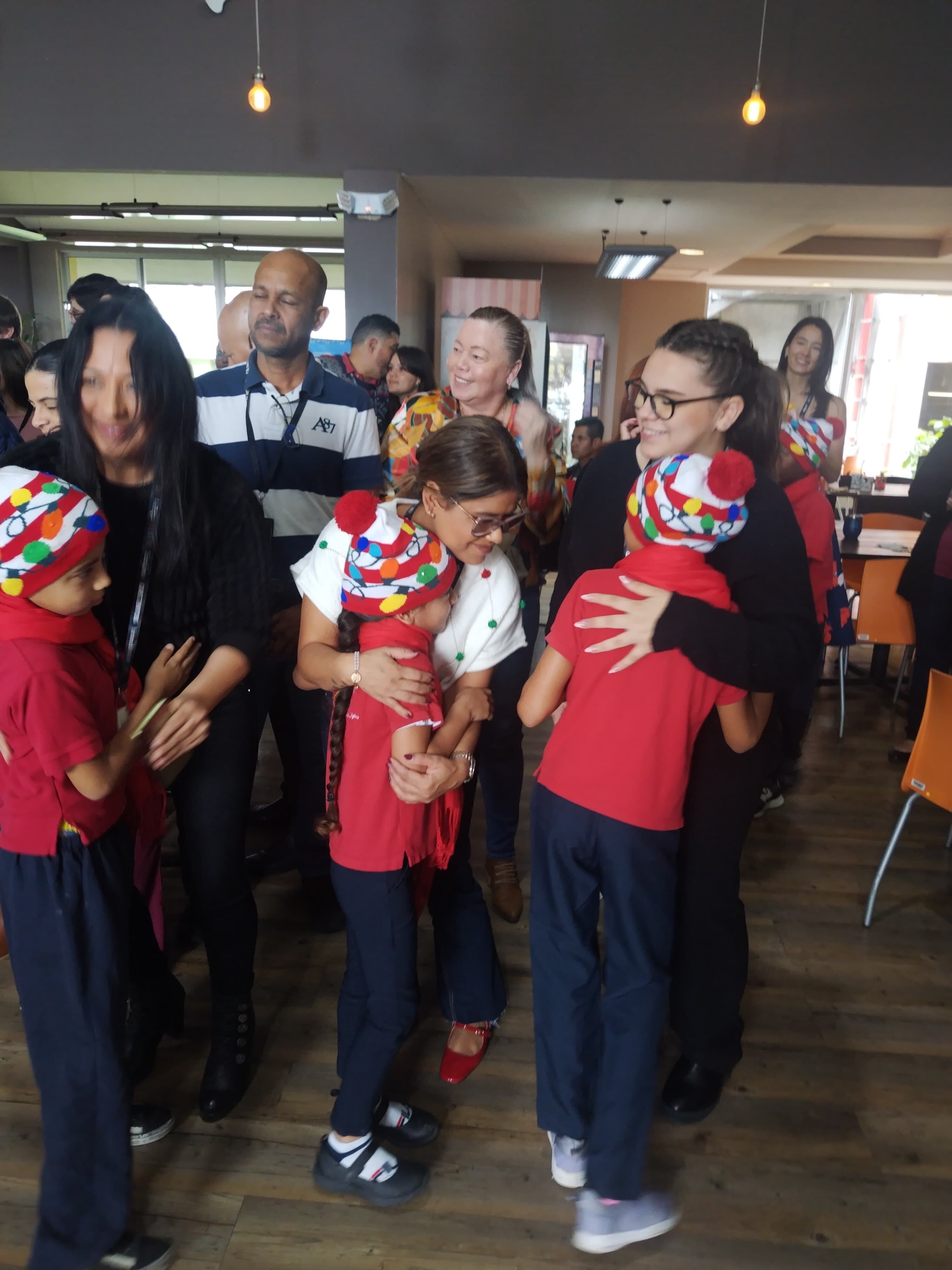 Este martes 3 de diciembre en Grupo Nación celebramos el inicio de la Navidad en medio de un ambiente de alegría, celebración, solidaridad, de la mano del coro de niños de Obras del Espíritu Santo y el amor que siempre le pone a todo lo que hace el padre Sergio Valverde