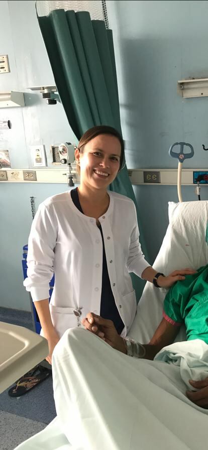 La enfermera del hospital México, Carol Díaz Calderón, está convencida que la pandemia motivó que el país entero entendiera un poquito mejor el trabajo sensible, diario y profesional, que realizan los enfermeros en todo el país