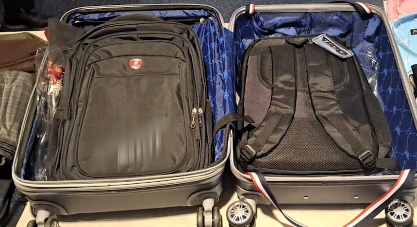 El sujeto llevaba dos paquetes de cocaína escondidos en dobles forros.