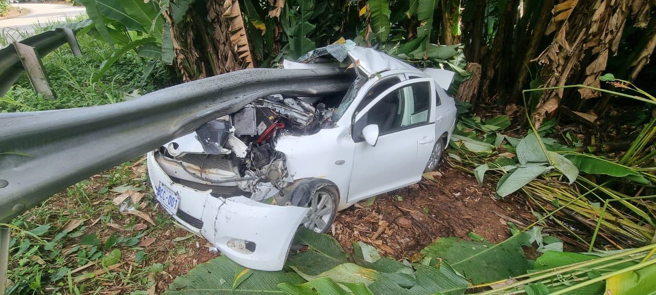 Un mujer cuya identidad no trascendió, pero es de aproximadamente 42 años, está viva de milagro luego de tener un aparatoso accidente en carretera en playa Ballena de Uvita, Osa. Foto: Cortesía para LT