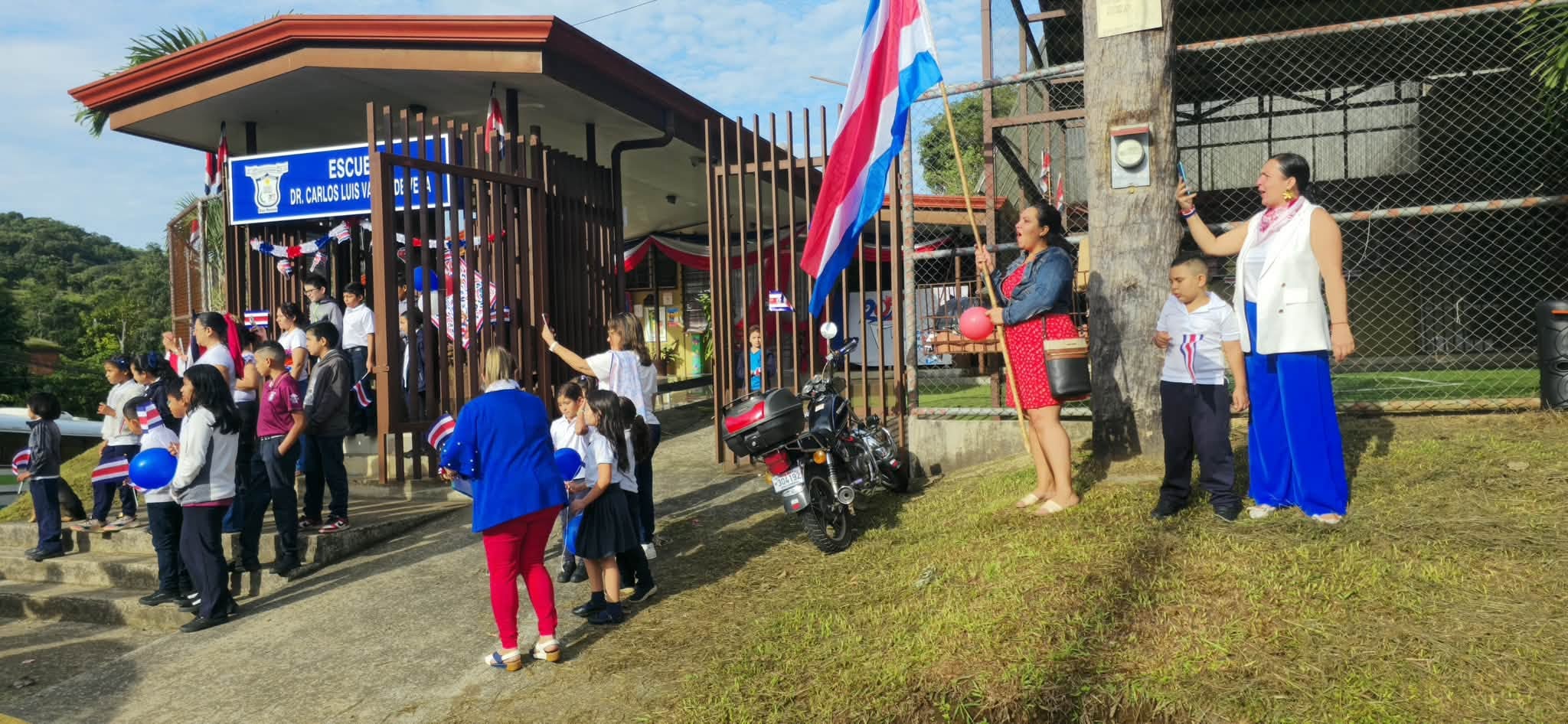 La Antorcha de la Independencia no se detiene. Ingresó a Costa Rica el pasado domingo 13 de setiembre a eso de las 10 de la mañana y sigue avanzando alegre y patrióticamente por todo el país el 14 de setiembre