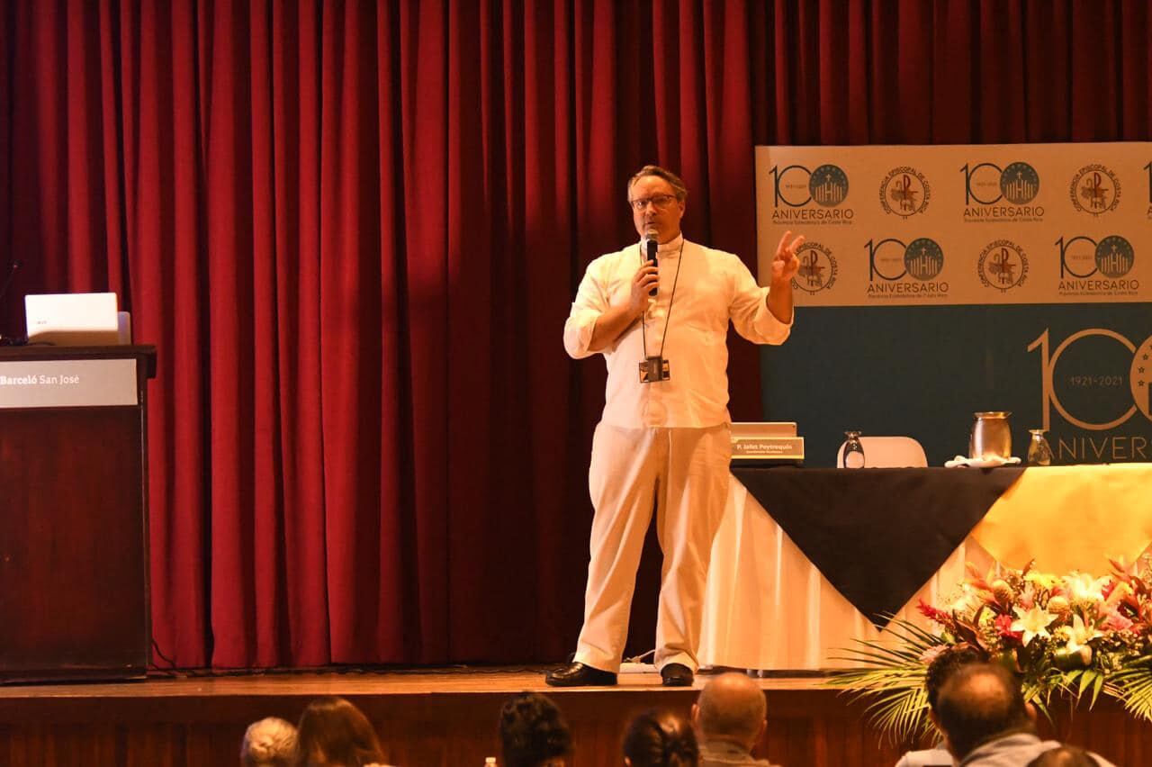 Entre el lunes 21 y el jueves 24 de junio pasado la iglesia católica de Costa Rica hizo historia al realizar por primera vez un Curso Académico sobre Exorcismo y Oración de Liberación. En la foto el padre César Truqui de España