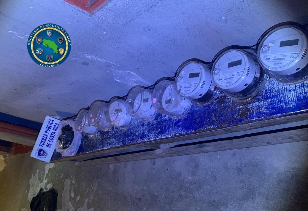 Detienen a sospechoso de robar 8 medidos eléctricos en Hatillo. Foto MSP.