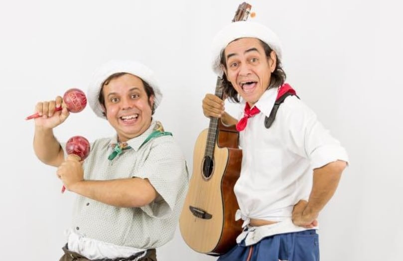 Ricardo Jiménez (Juan Vainas) y Magdiel Ramírez (Chibolo), actores de la serie "Los enredos de Juan Vainas" de Teletica.