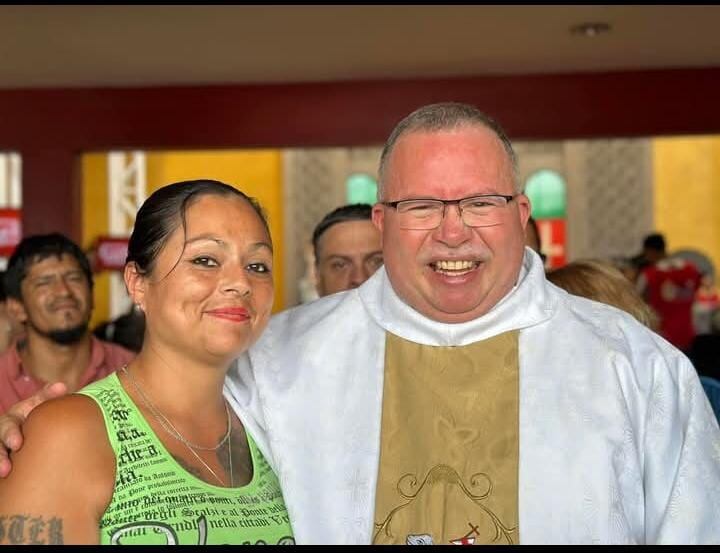 Yisley Duarte es una vecina de Cristo Rey que ha enfrentado una vida dura, llena de dolor, sacrificios y limitaciones, pero un día encontró un ángel que creyó en ella y le dio las armas para empezar a luchar para cumplir sus sueños.