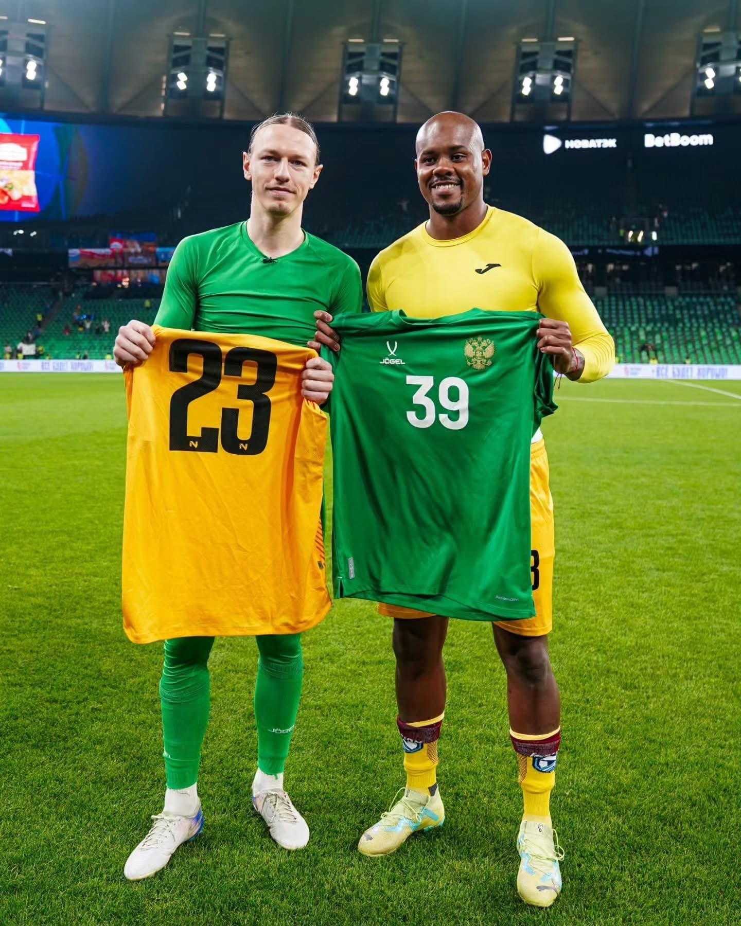 Darryl Parker se llevó la camiseta de Matvey Safonov. portero del París Saint Germain.