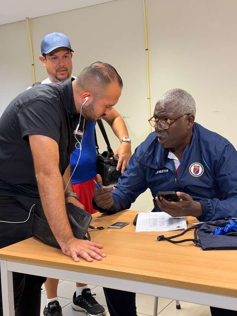 Periodistas con problemas para retirar sus acreditaciones.