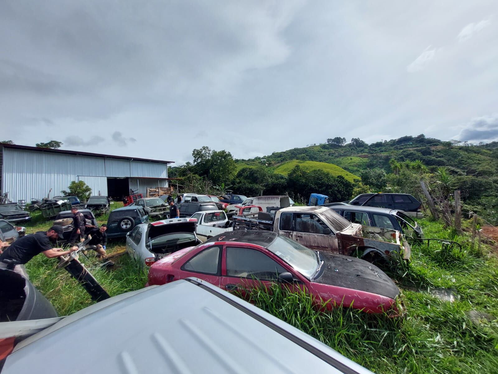 En Vuelta de Jorco de Aserrí hay una propiedad en la que escondían carros robados, OIJ allanó este sitio. Foto: OIJ