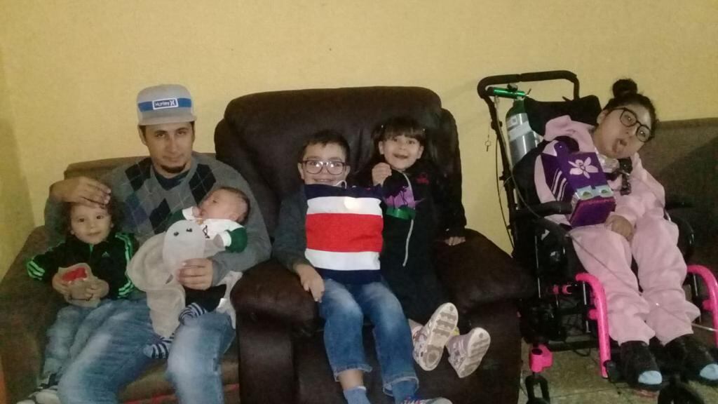 doña Evelyn Navarro (31 años), esposa de don Luis Durán (35 años) nos confesó que el golpe de la muerte de su marido, el pasado lunes 5 de junio, la tiene en un estado que no se cree lo que pasó. Entre los dos tienen cinco hijos, la mayor es Melody quien tiene 12 y el próximo 26 de julio cumple años. Ella tiene parálisis cerebral infantil. Le sigue Tomy de 10 años, Mía de 6 años y los menores son Andy de 5 años y Thiago de 2. Los dos últimos están en valoración por autismo.