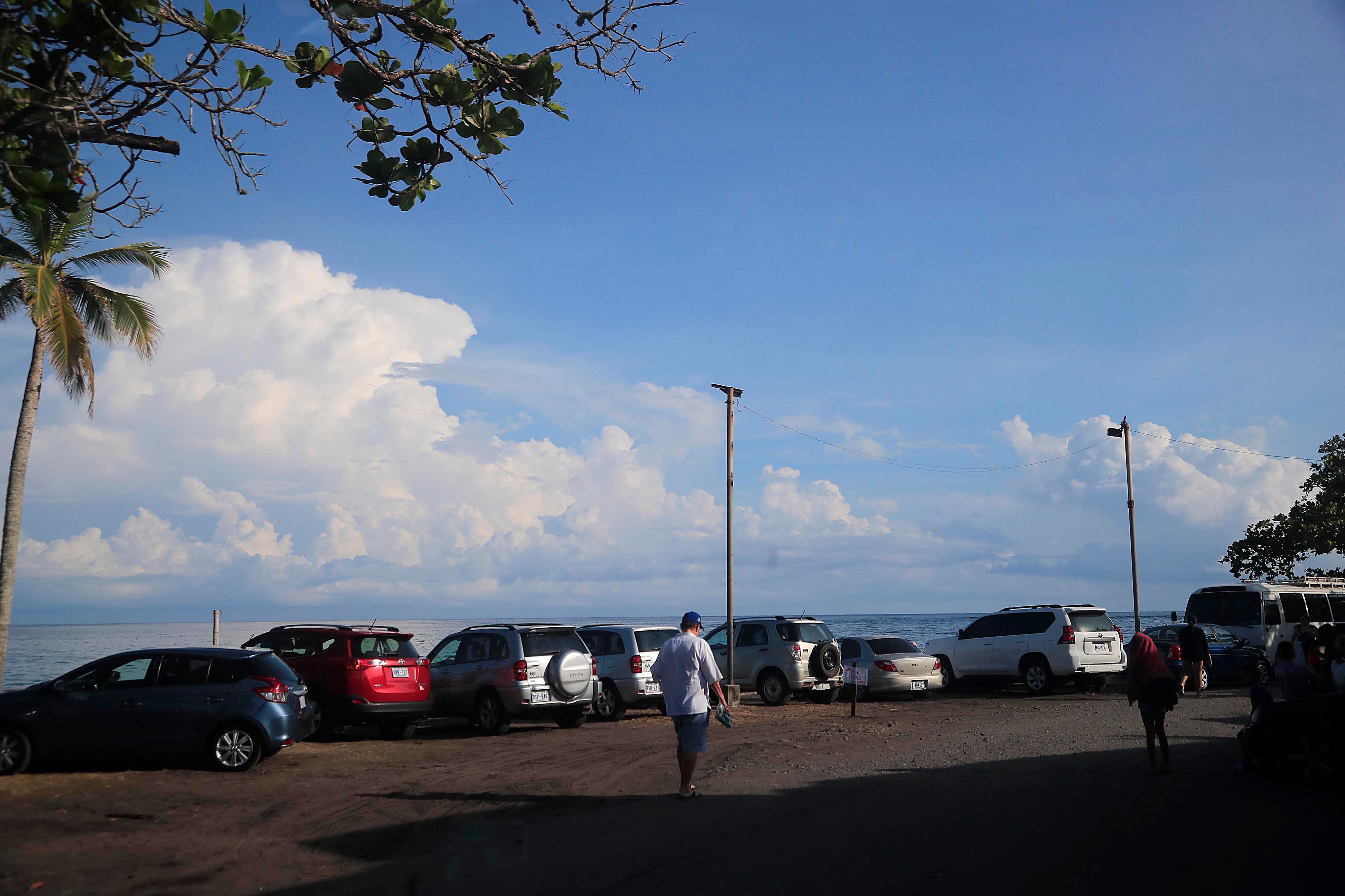 14/10/2023      Limón. Desde muy tempranas horas del día se vivió este sábado, en el atlántico de nuestro país, un gran ambiente en relación con el esperado eclipse anular de sol. Cientos de costarricenses se trasladaron a las playas del caribe sur para contemplar el anunciado acontecimiento astronómico del año, desde la parcialidad esperada para entre alrededor de las 10:15 a.m. y 1:50 p.m., pero sobre todo el punto de mayor esplendor apenas unos minutos después del mediodía. Foto: Rafael Pacheco Granados
Tempranas horas del día; Atlántico; Gran ambiente; Eclipse anular de sol; Playas del caribe sur; Acontecimiento astronómico; Parcialidad; Punto de mayor esplendor
Eclipse anular de sol