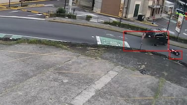 Indignante maniobra casi cobra la vida de un motociclista; el responsable quedó grabado