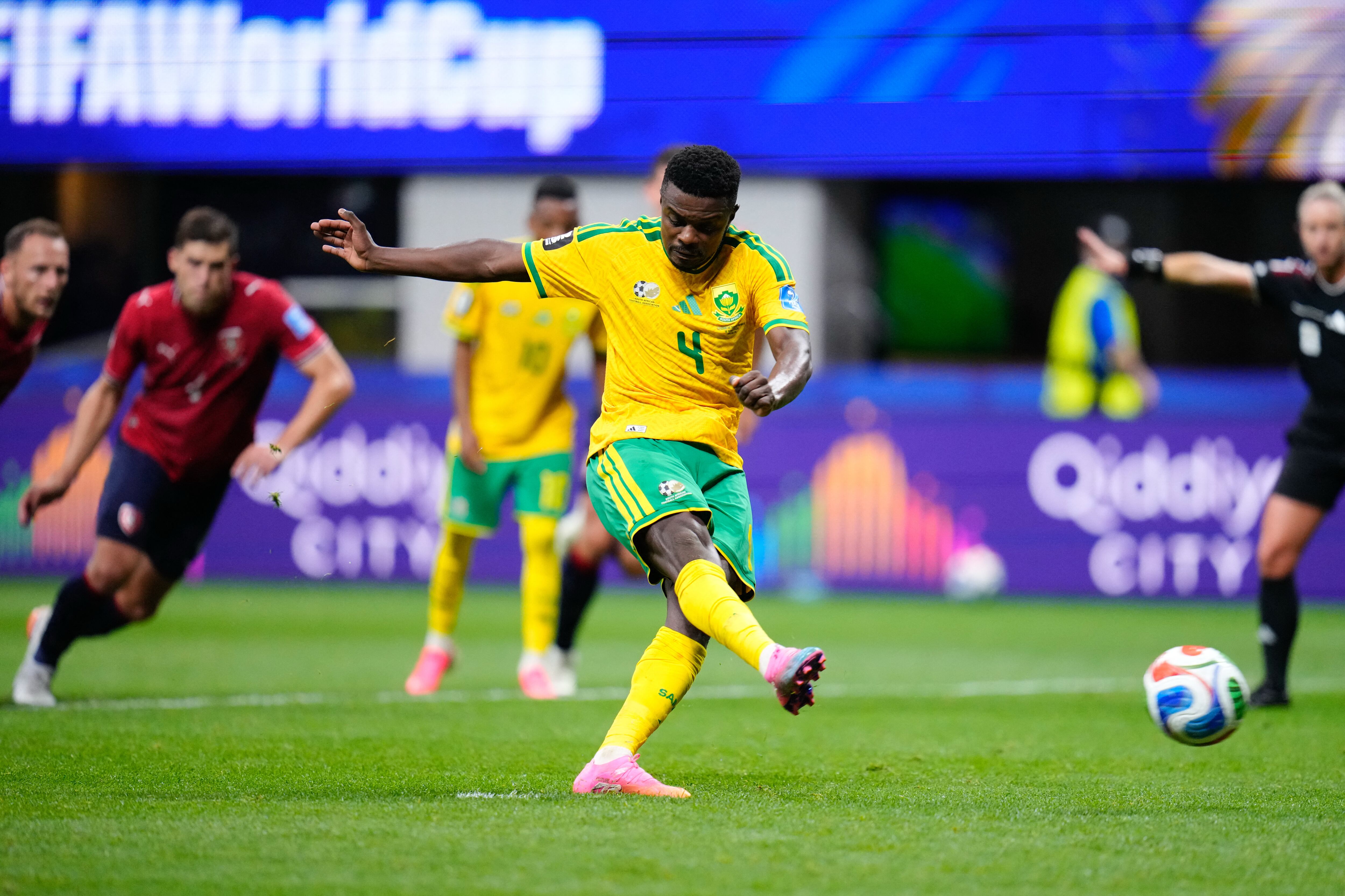 Teboho Mokoena, de Sudáfrica, decreta de penal el empate ante República Checa, en este duelo por el Mundial 2026.