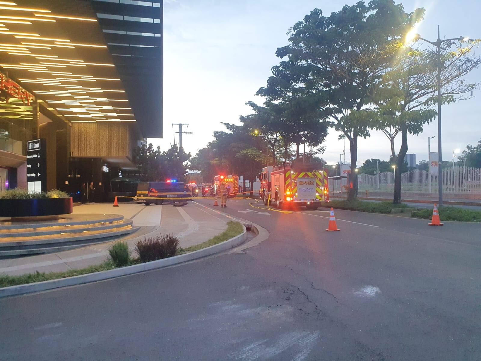 El mortal choque ocurrió frente al hotel HIlton en la Sabana. Foto Facebook.