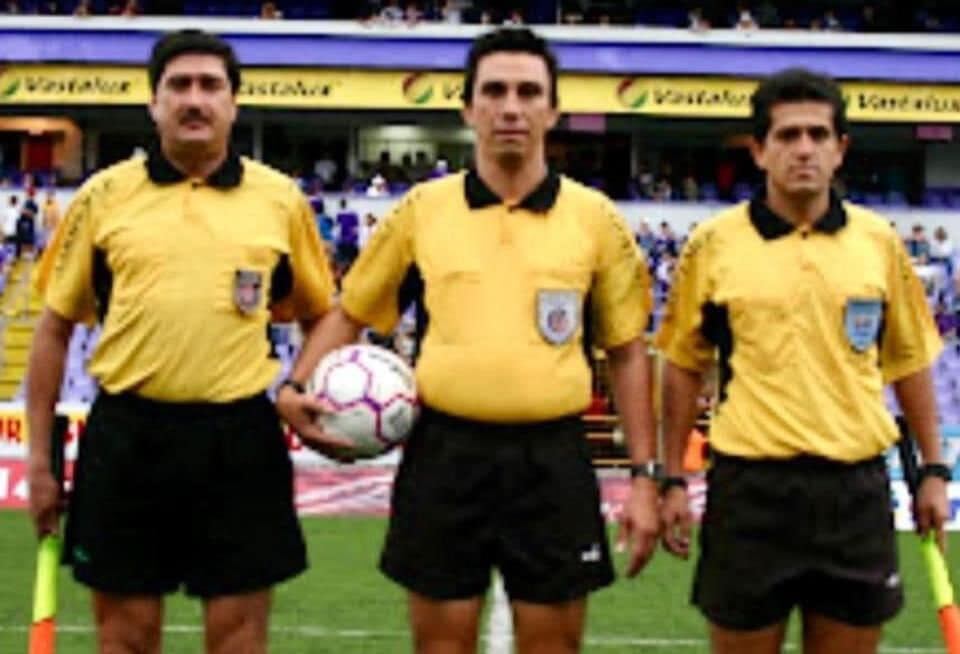 Yhoccer Molina (centro) estuvo cerca de 10 años como referí en la primera división. Foto: Alexander Gaitán.