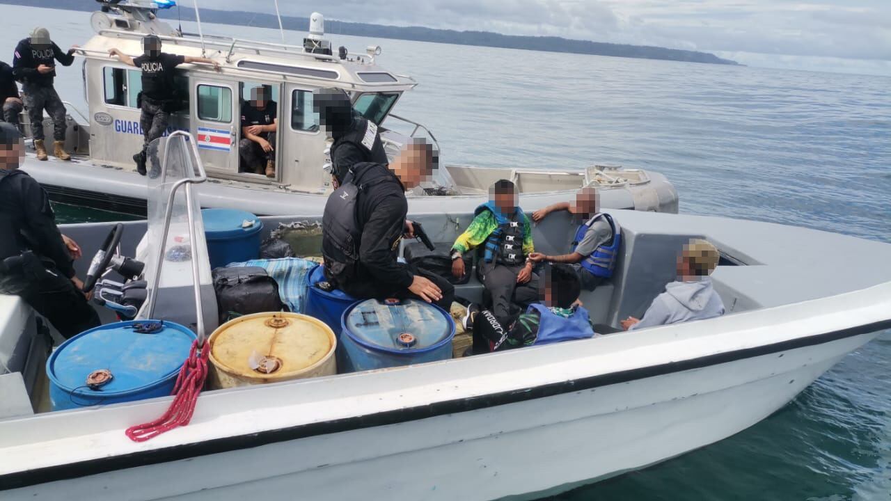 Detienen a cuatro sospechoso de transportar paquetes de cocaína y marihuana en lancha rápida. Foto MSP.