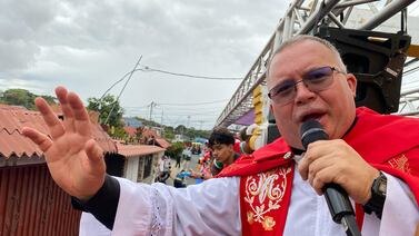 El padre Sergio Valverde está que no cabe de la alegría y armó tremendo fiestón