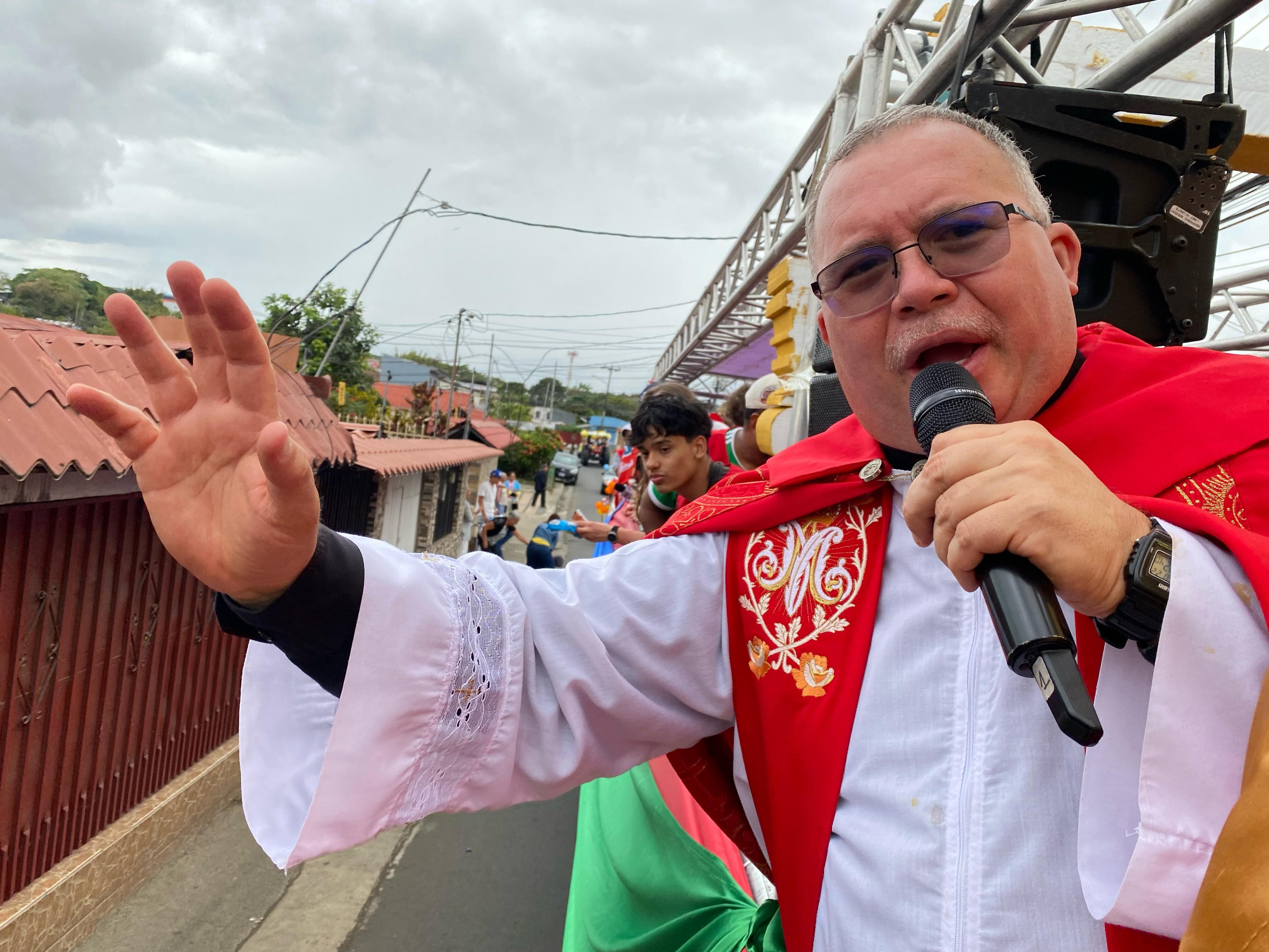 El padre Sergio Valverde hizo la tradicional caravana de Resurrección “El Vive”.