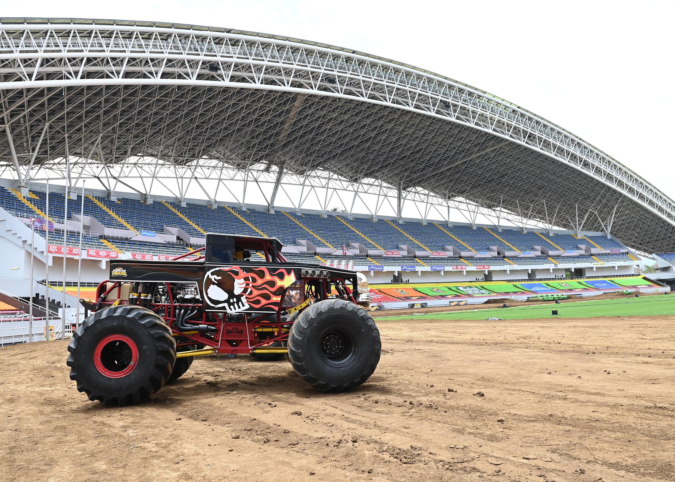 25 de abril del 2025. Estadio Nacional, La Sabana. 10:00 hrs. Preparativos para el show HotWheels Monster Trucks Glow and Fire en la gramilla del Estadio Nacional. Maquinaria pesada realiza movimientos de tierra creando las rampas que los pilotos de monster trucks usarán durante los diferentes shows que ofreceran los días viernes, sábado y domingo de abril.  En la foto: Algunos pilotos fueron entrevistados y se documentaron detalles de los vehículos y de los trabajos que realiza la maquinaria pesada. El Danny CR posa para la foto. Foto: Albert Marín. para la Teja.
