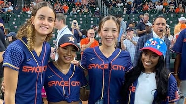 Atleta tica recibe homenaje en un partido de béisbol de las Grandes Ligas
