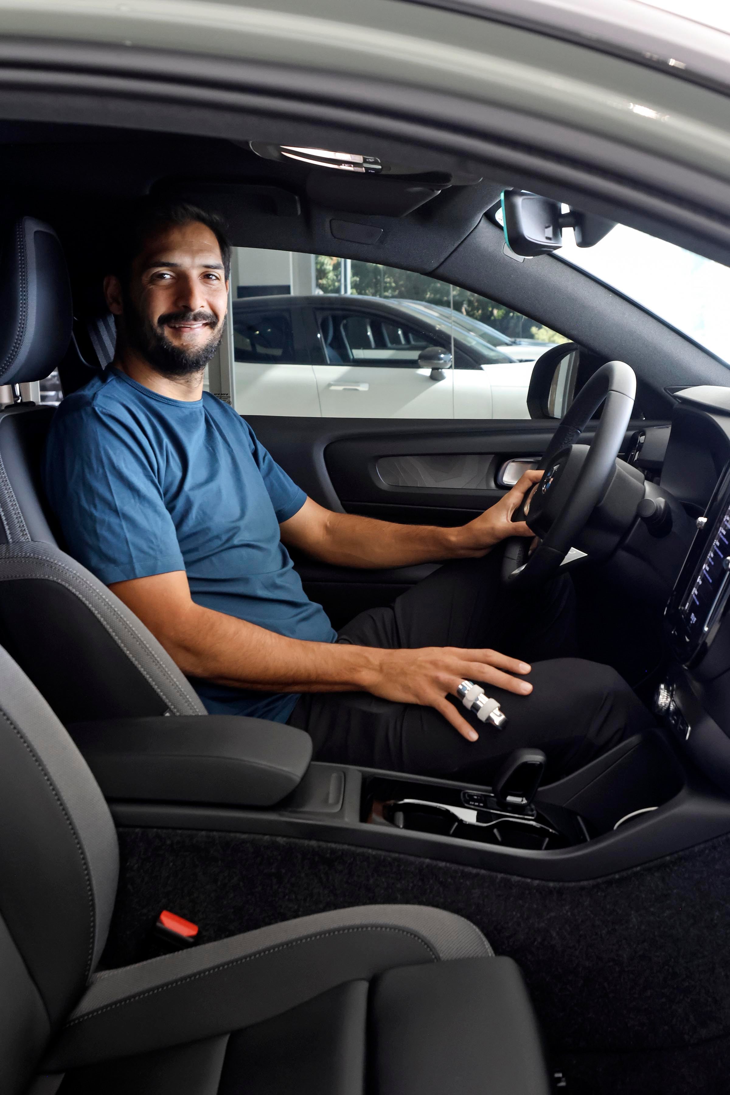 Celso Borges y su nuevo auto eléctrico de la marca Volvo