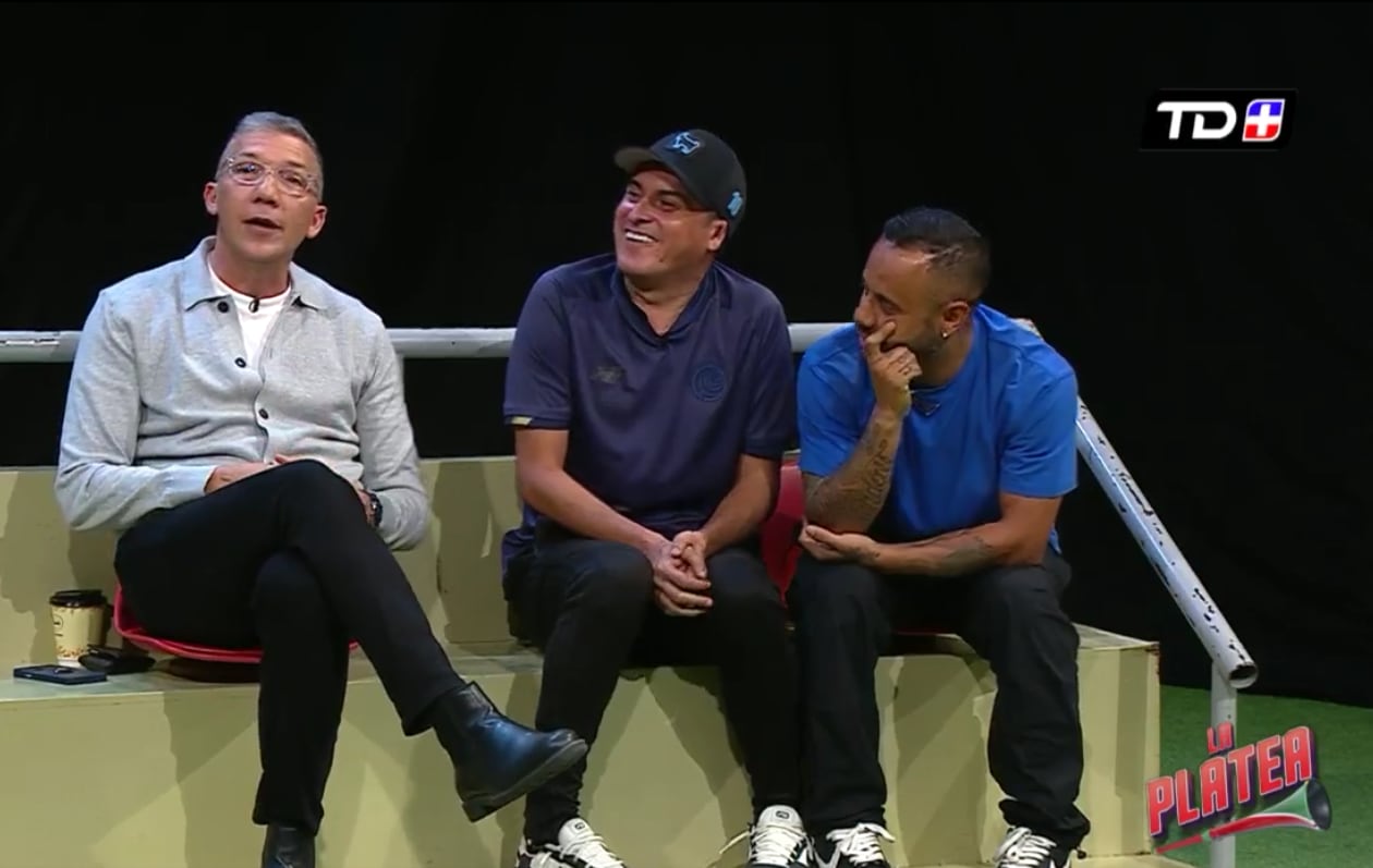 Mientras Allan Alemán le reclamó a Edgar Silva, Carlos Castro disfrutó el momento a su manera. Foto: Captura de pantalla.