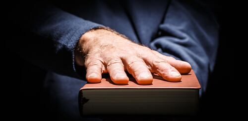 Al violar las leyes, los jerarcas incumplen su deber de obedecer la Constitución y las leyes.