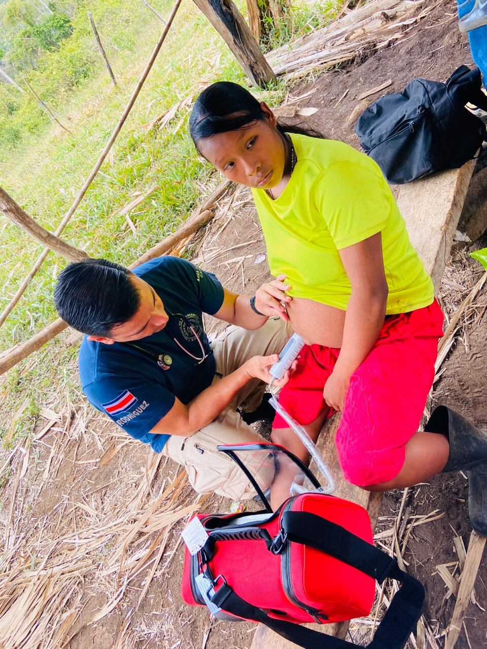 Un total de 726 personas indígenas de Alto Telire en Talamanca recibieron atención médica por parte de un equipo de respuesta de emergencias (EMT) de la Caja.