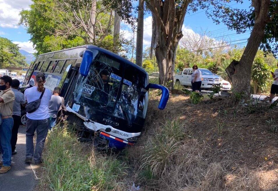 Choque entre bus y dos carros deja 8 heridos en Palmares. Foto Cortesía.