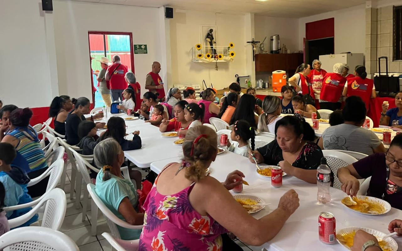 El padre Sergio Valverde Espinoza, presidente y director de la Asociación Obras del Espíritu Santo, abrió una sucursal del comedor de la Asociación en La Carpio y así comenzó a llenar más de mil pancitas de niños, jóvenes, adultos y adultos mayores